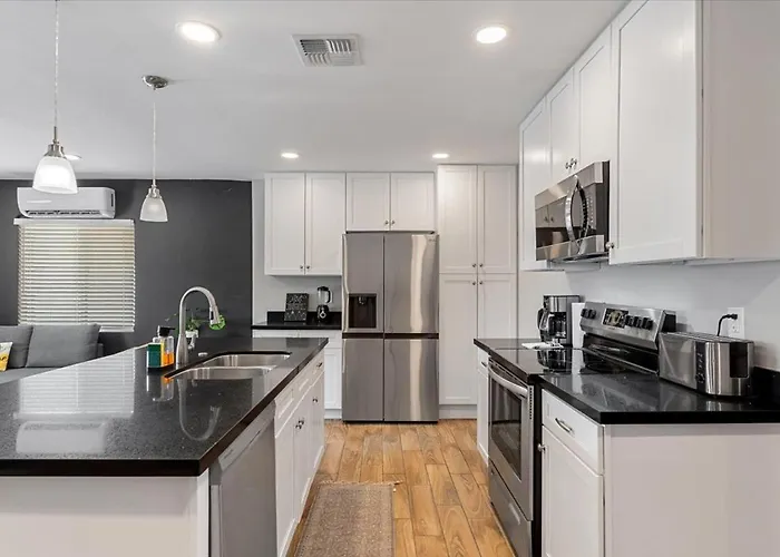 Modern Midtown Home-unit A Apartment *