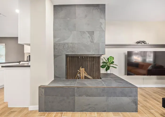 Modern Midtown Home-unit A Apartment *
